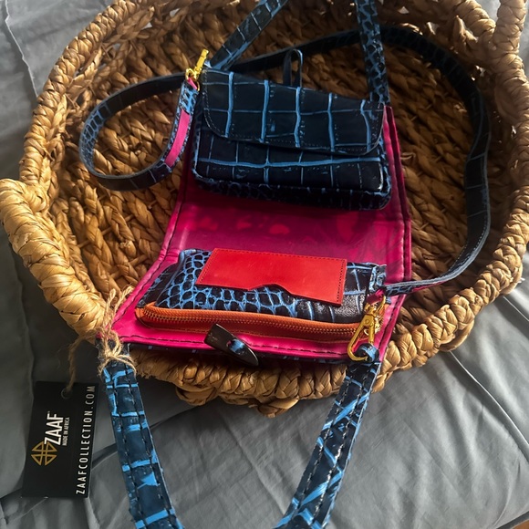 Blue Crocodile Pattern Handbag - Picture 4 of 12